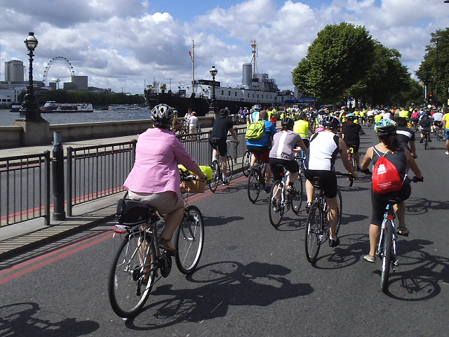 Mass cycling on Victoria Embankment © Stephen Craven cc-by-sa/2.0 ::  Geograph Britain and Ireland